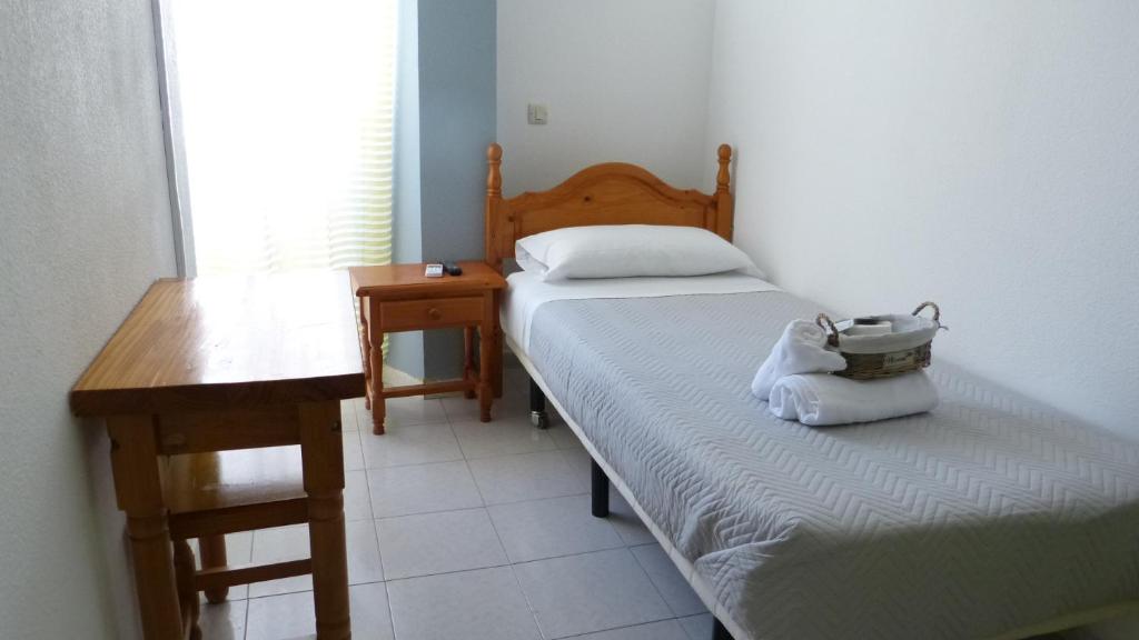 Postel nebo postele na pokoji v ubytování HOSTAL CANDELEDA