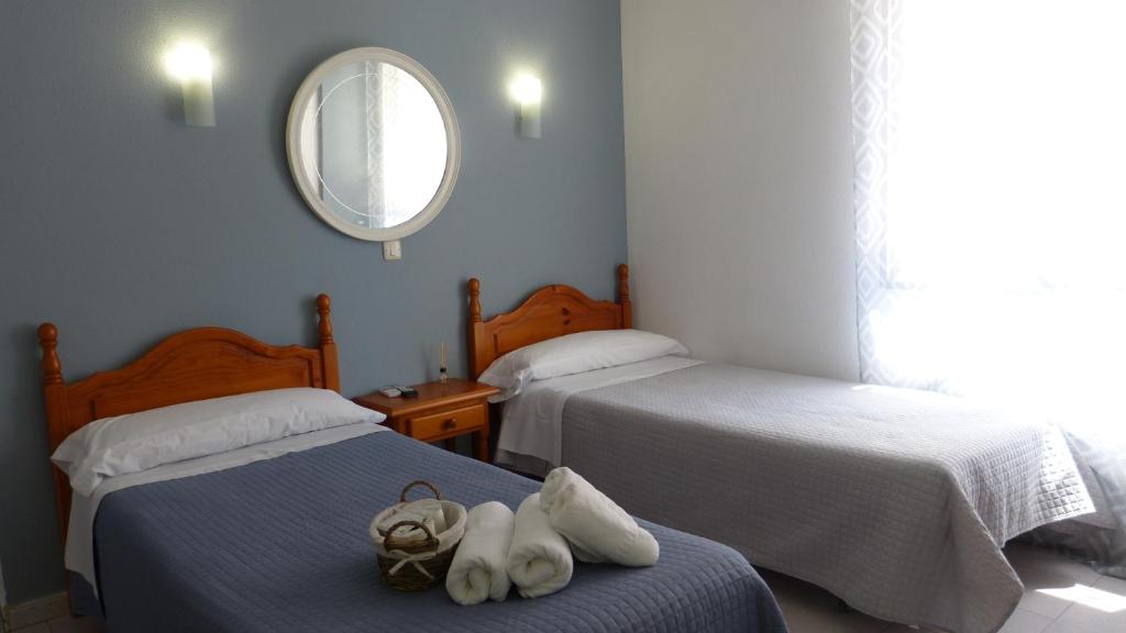 Postel nebo postele na pokoji v ubytování HOSTAL CANDELEDA