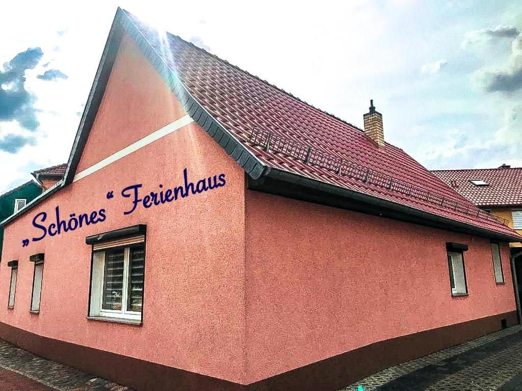 un edificio rojo con techo rojo en „Schönes“ Ferienhaus, en Thale