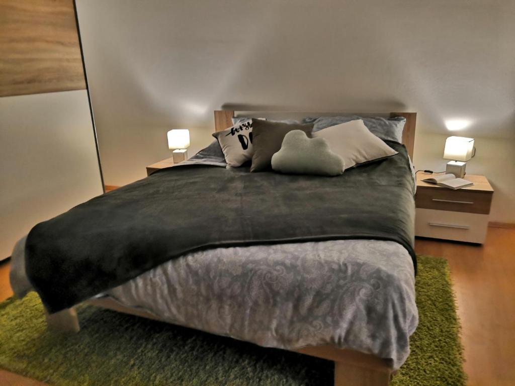 Un dormitorio con una cama grande con almohadas. en Apartmaji Sofia, en Maribor