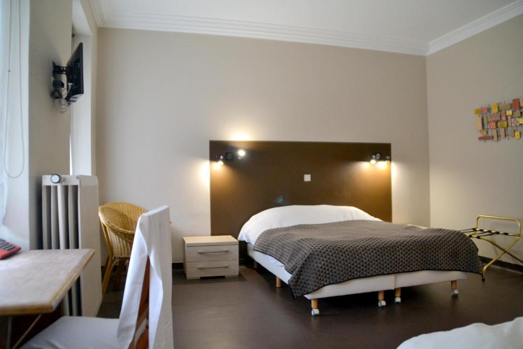 Postel nebo postele na pokoji v ubytování Hotel Le Limbourg