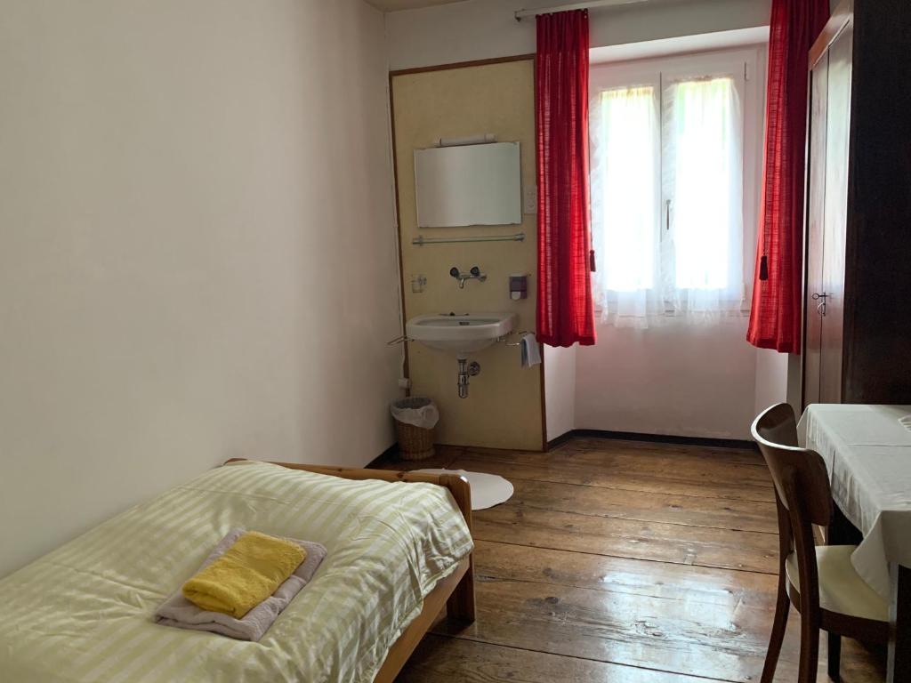 Postel nebo postele na pokoji v ubytování Albergo Calancasca Ristorante Jaipur