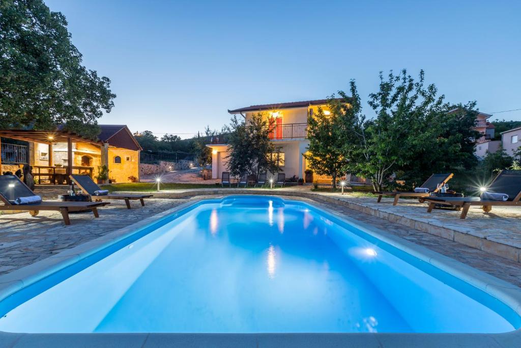 Kolam renang di atau dekat dengan Villa Podrugovi Dvori with pool