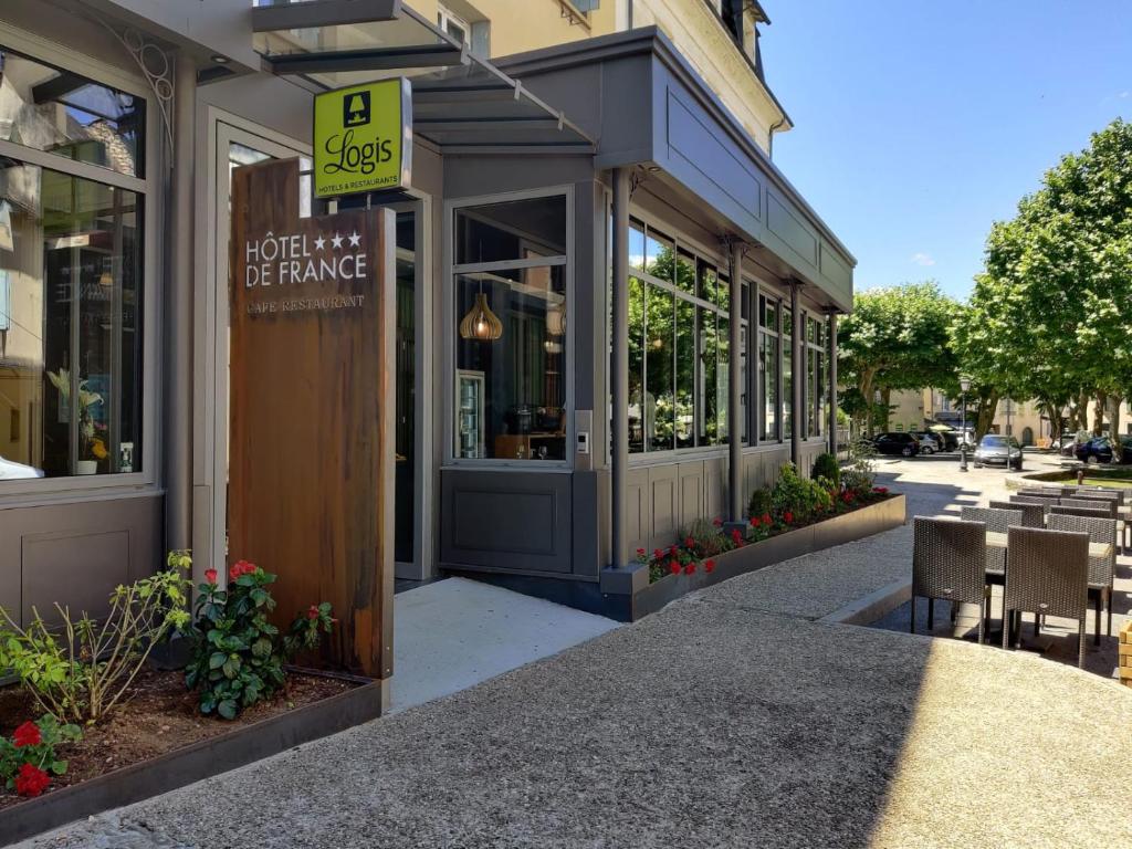 a building with a sign that reads hotel of praise at Logis Hôtel Restaurant de France in Saint-Geniez-dʼOlt