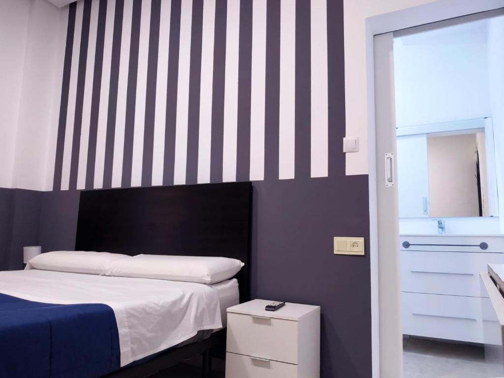 Postel nebo postele na pokoji v ubytování Flats Friends Plaza de la Reina