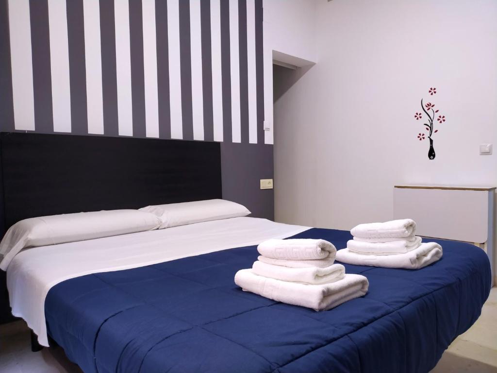 Postel nebo postele na pokoji v ubytování Flats Friends Plaza de la Reina