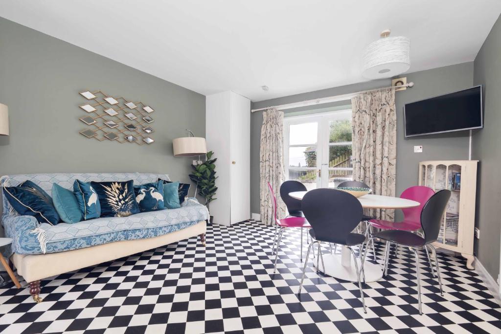 McQuirky Townhouse Opposite Marketplace Theatre - Housity