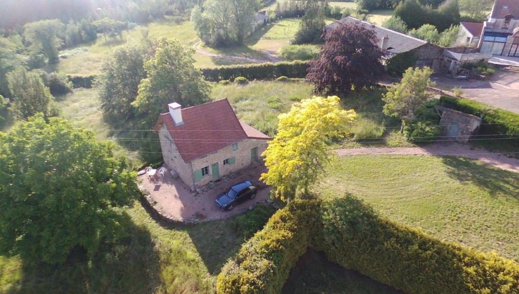an aerial view of a house with a roof at Morvan La Pastourelle in Quarré-les-Tombes