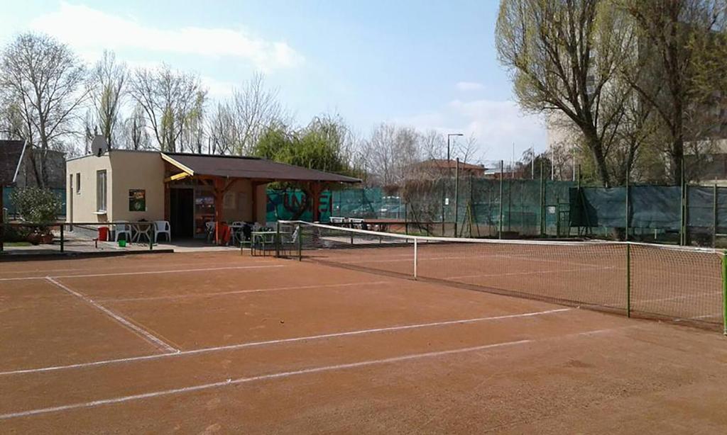 Tenis a/nebo squash v ubytování Napsugár Apartmanház nebo okolí