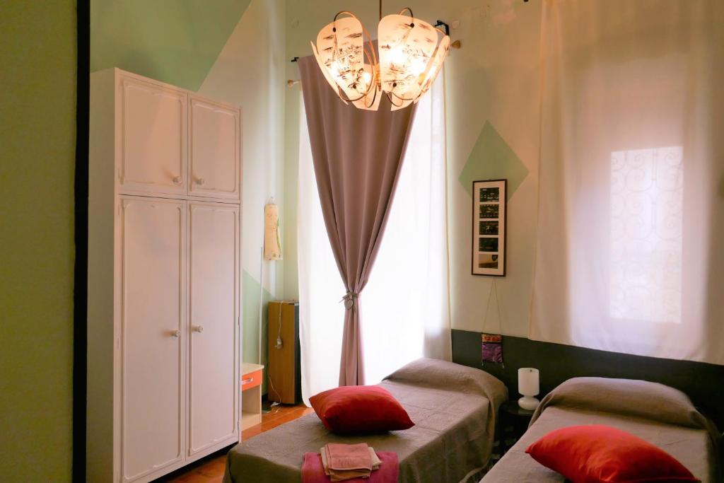 um quarto com 2 camas individuais e uma janela em Villa Chelia em Patti