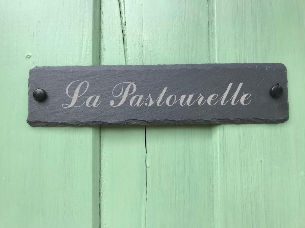 a sign on a wooden door with the words la pasopolisille at Morvan La Pastourelle in Quarré-les-Tombes
