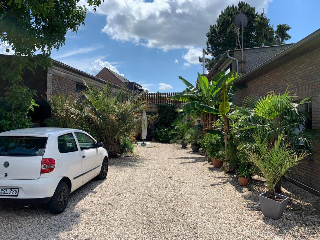 un coche blanco aparcado en la entrada de una casa en Villakunterbunt en Nettetal