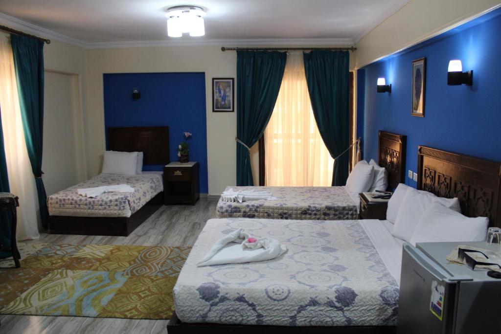 Llit o llits en una habitació de Amin Hotel