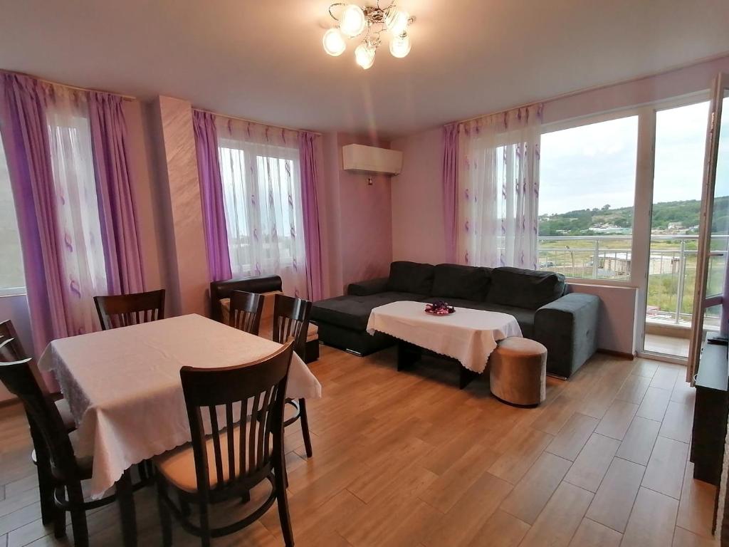 ソゾポルにあるKirqzovi 11のリビングルーム(ソファ、テーブル、椅子付)