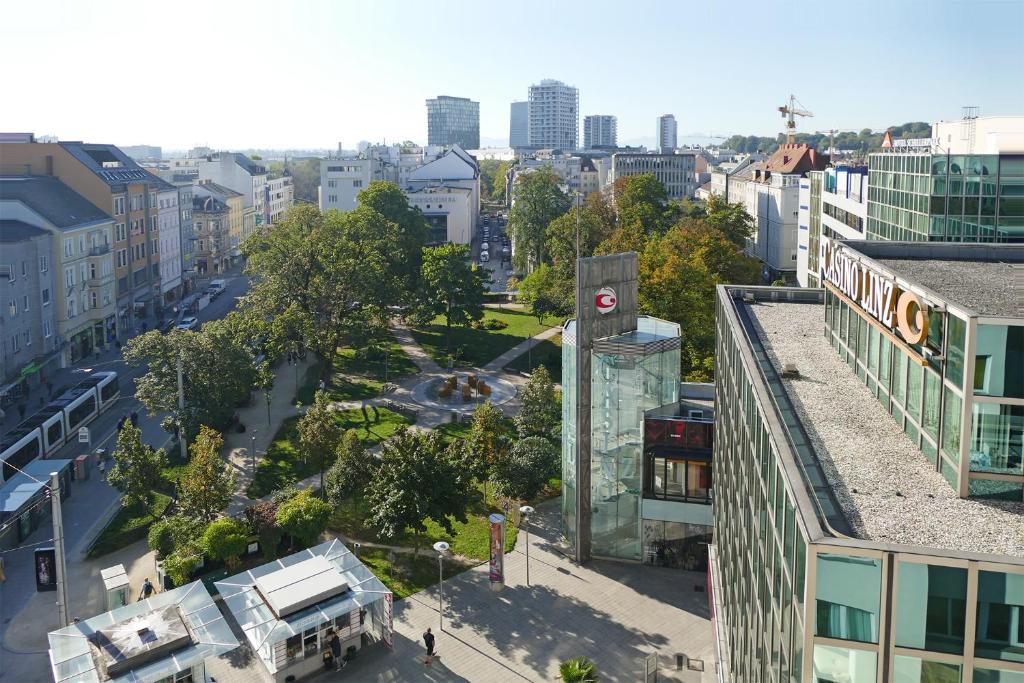 eine Luftansicht einer Stadt mit Gebäuden in der Unterkunft Apartamento Buena Vista in Linz