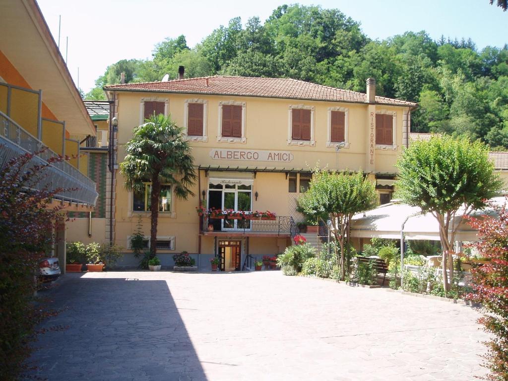 un edificio con un cartel que lee la posada Allegro en Albergo Amici, en Varese Ligure