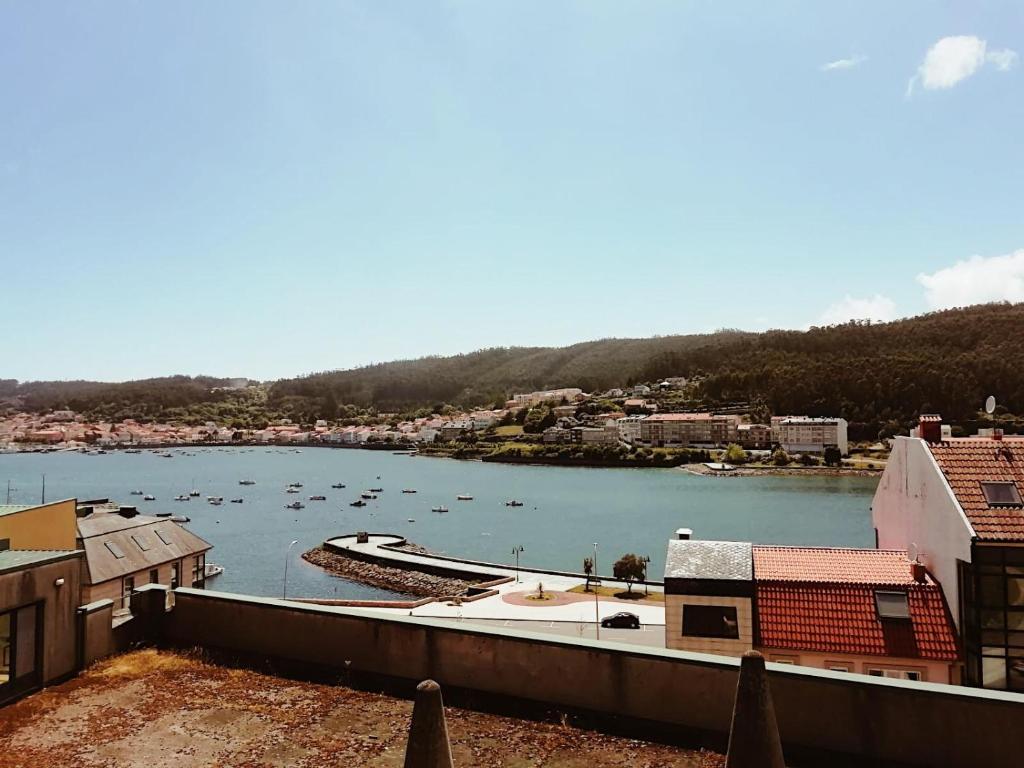 vistas a un río con barcos en el agua en Apartamentos Sapoconcho by ALÔGA en Cee