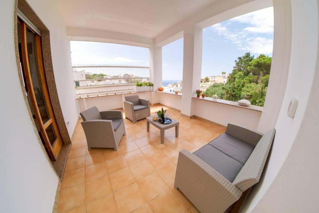 uma vista para uma sala de estar com cadeiras e uma mesa em Civico 53 em Castro di Lecce