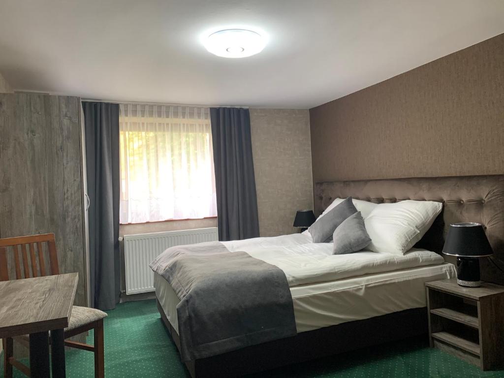 Ένα ή περισσότερα κρεβάτια σε δωμάτιο στο Apartament Zalesie