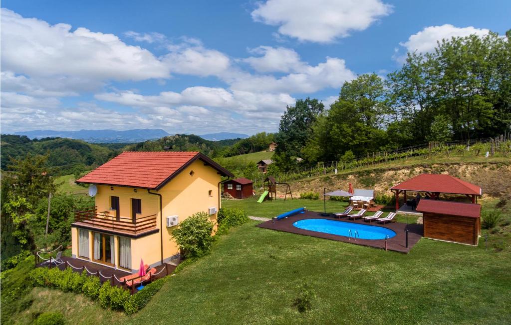 um grande quintal com uma casa e uma piscina em Lovely Home In Bobovec Rozganski With Outdoor Swimming Pool em Dubravica