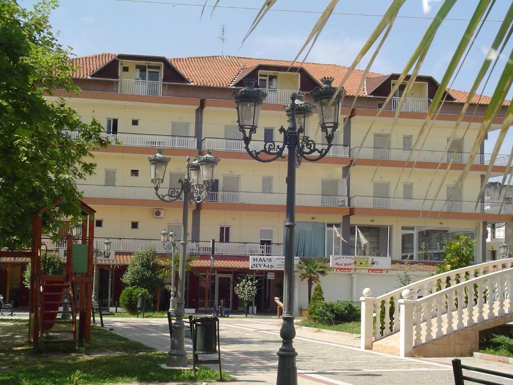 una luz de la calle frente a un gran edificio en Haus Olymp, en Paralia Katerinis