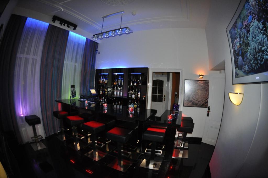 TV a/nebo společenská místnost v ubytování Hotel Le Beau Rivage