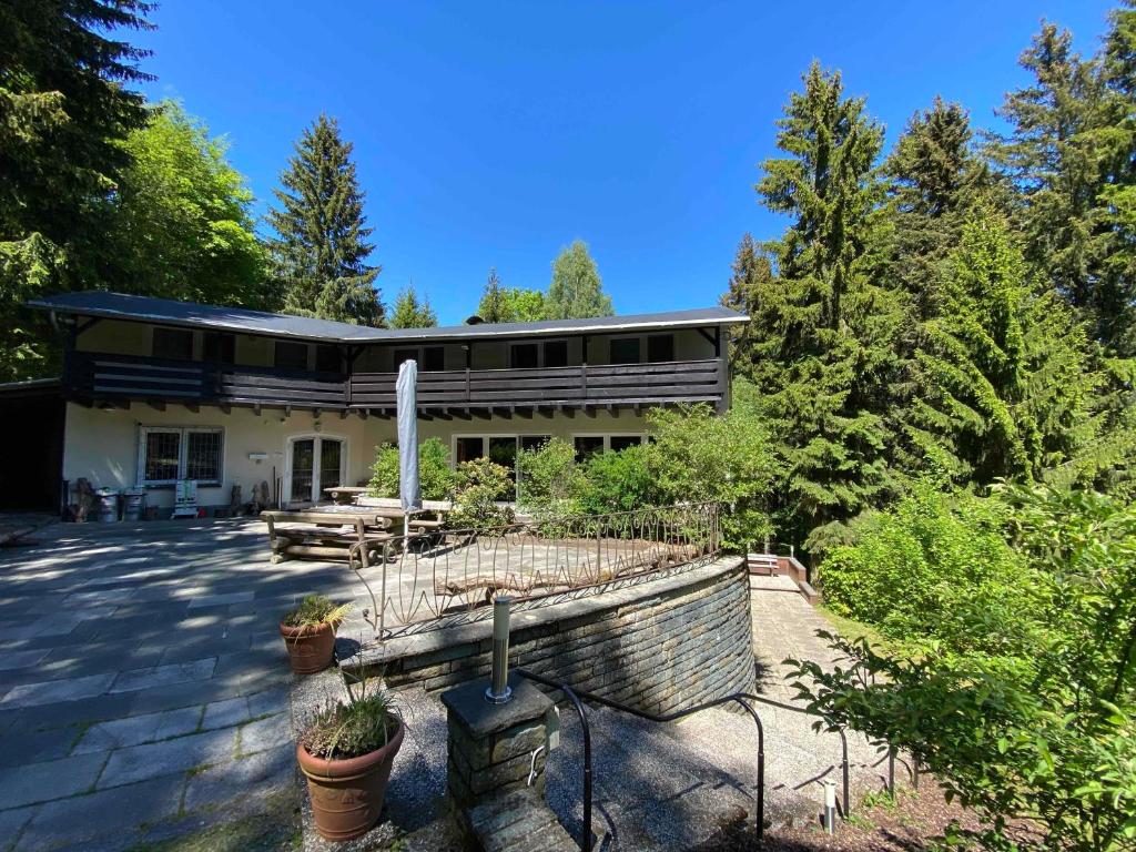 una casa en el bosque con patio en Ferienhaus Hirtenwiese en Willingen