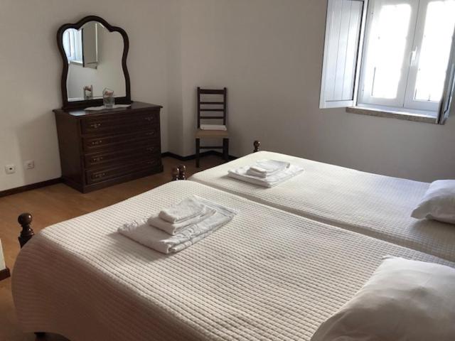 a bedroom with a bed with two towels on it at Casa Retiro de Xisto II in Videmonte