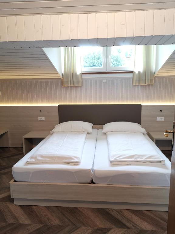 A bed or beds in a room at Frühstückspension Helmut Koffler