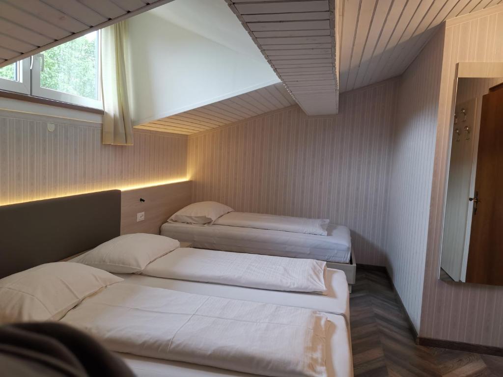 A bed or beds in a room at Frühstückspension Helmut Koffler