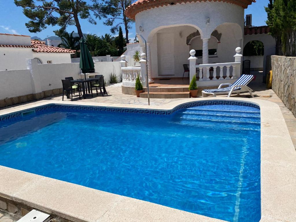 a swimming pool in front of a house at Señorin del Mar in Miami Platja