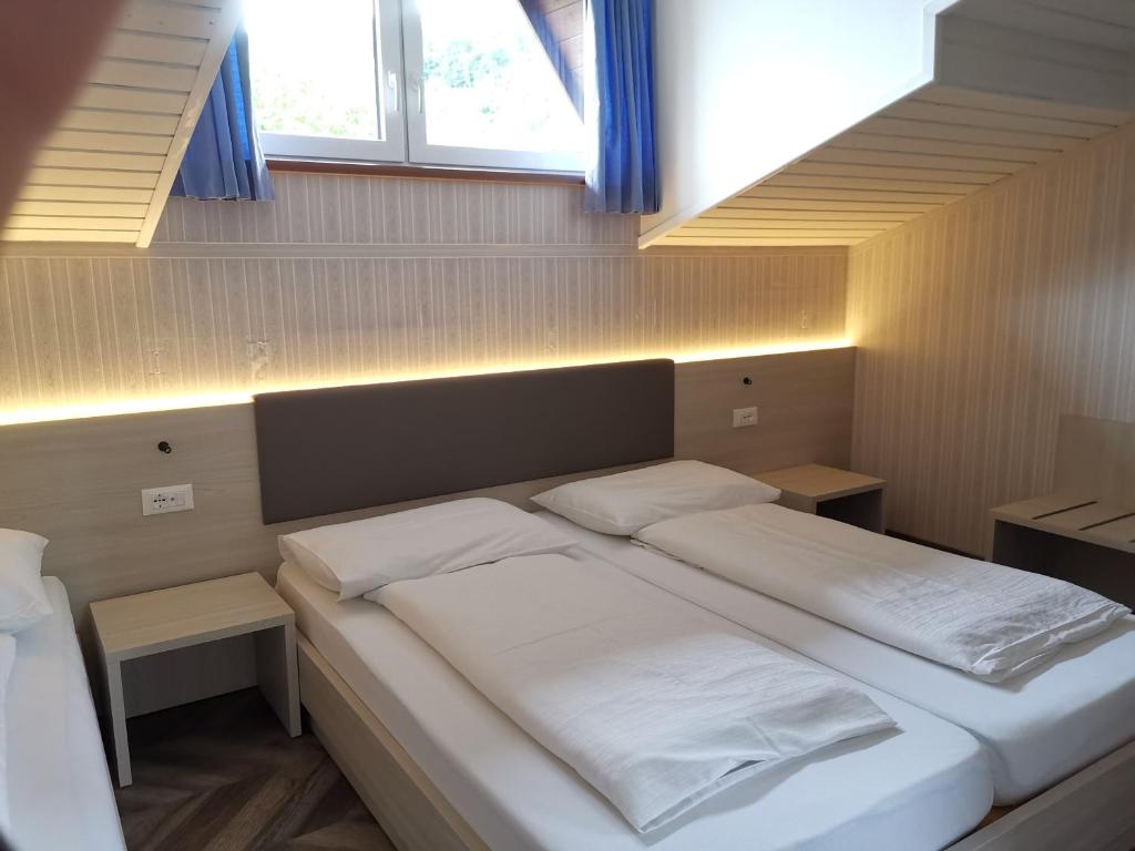 A bed or beds in a room at Frühstückspension Helmut Koffler