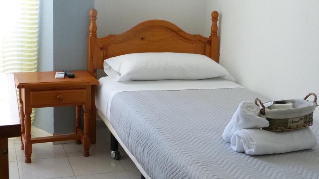 Postel nebo postele na pokoji v ubytování HOSTAL CANDELEDA