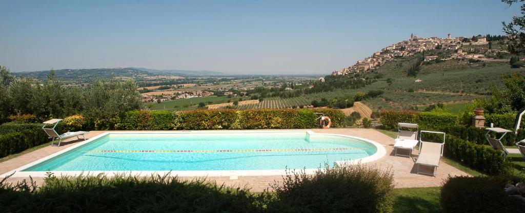 een groot zwembad met uitzicht op een berg bij Agriturismo Fiordaliso in Trevi