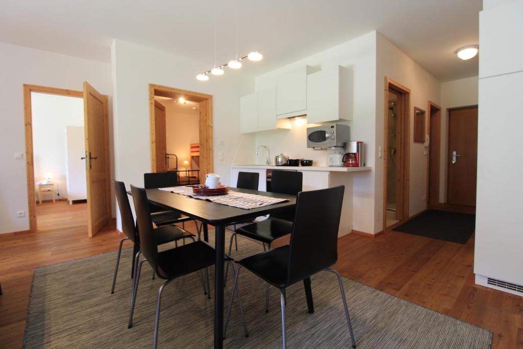 een keuken en eetkamer met een tafel en stoelen bij Family Apartment HIRSCH in Bad Kleinkirchheim