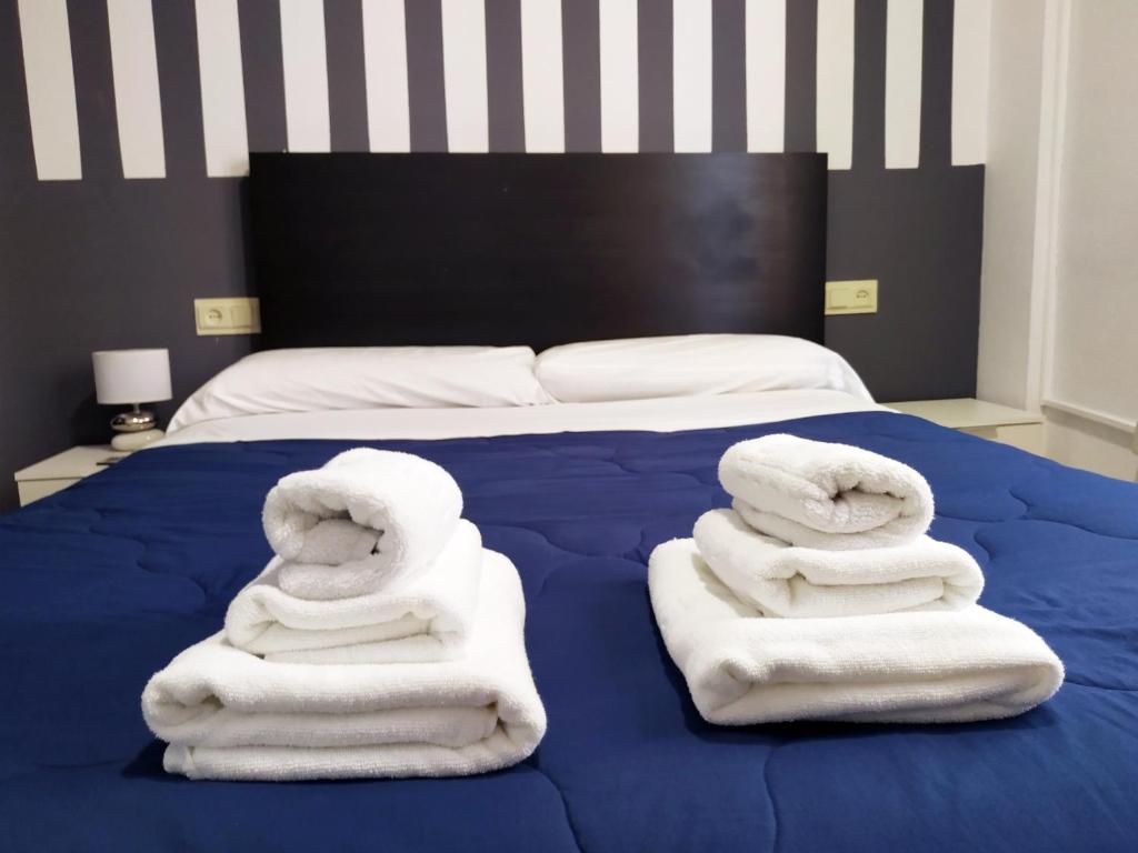 Postel nebo postele na pokoji v ubytování Flats Friends Plaza de la Reina
