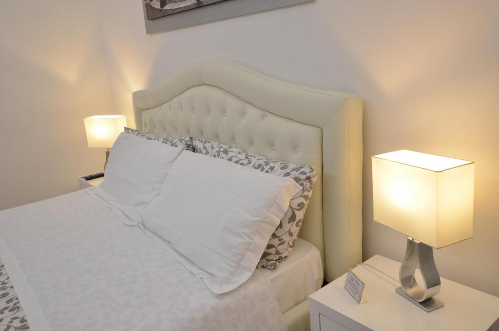 A bed or beds in a room at Notti A Roma