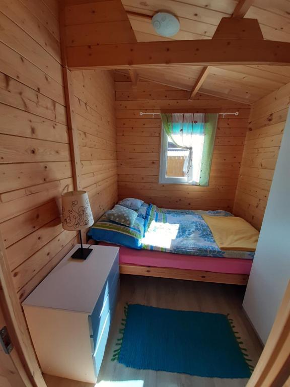 Posteľ alebo postele v izbe v ubytovaní Domki nad morzem w Sianożętach