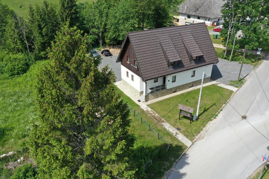 - une vue sur une maison blanche dotée d'un toit brun dans l'établissement Natura Plitvice Lakes, aux lacs de Plitvice