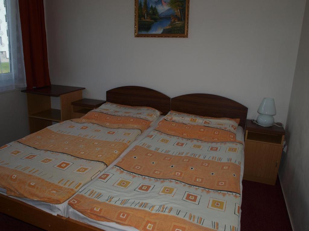 łóżko w sypialni z 2 poduszkami w obiekcie Hotel Garnet w mieście Strakonice