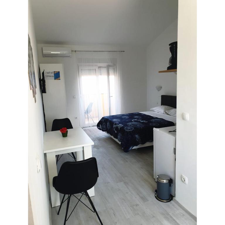 sypialnia z łóżkiem, biurkiem i stołem w obiekcie Apartment Mate4 w Bibinje