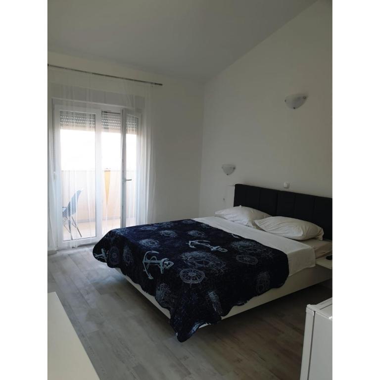 sypialnia z łóżkiem z czarno-białym kocem w obiekcie Apartment Mate4 w Bibinje