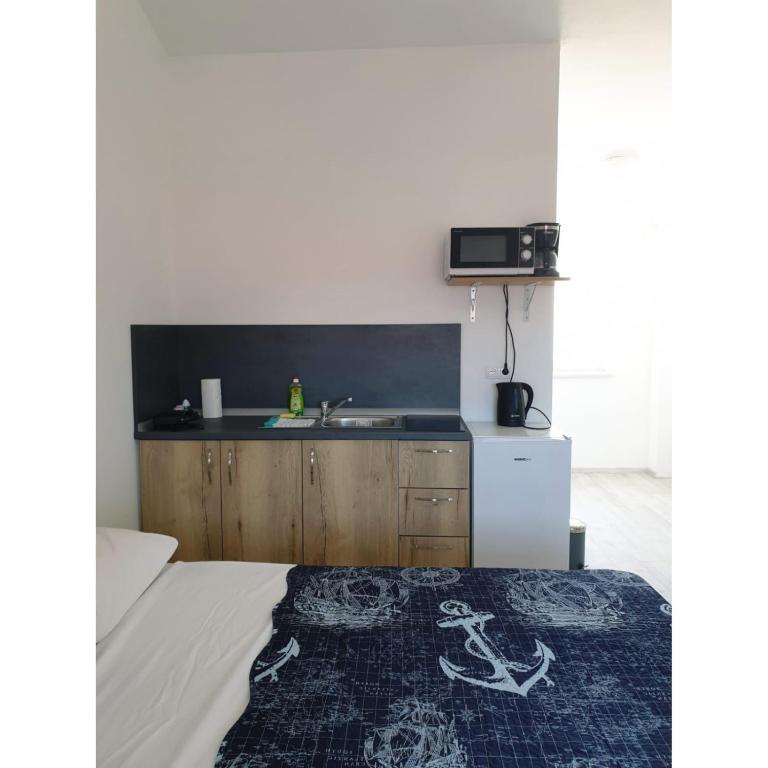 kuchnia ze zlewem i blatem w obiekcie Apartment Mate4 w Bibinje