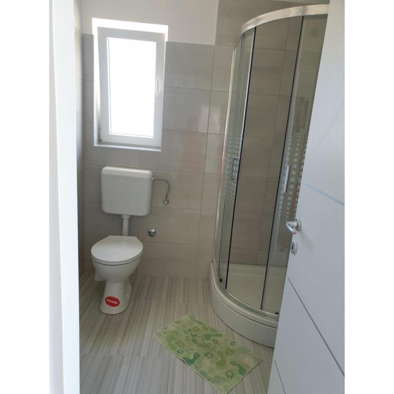 łazienka z toaletą i prysznicem w obiekcie Apartment Mate4 w Bibinje