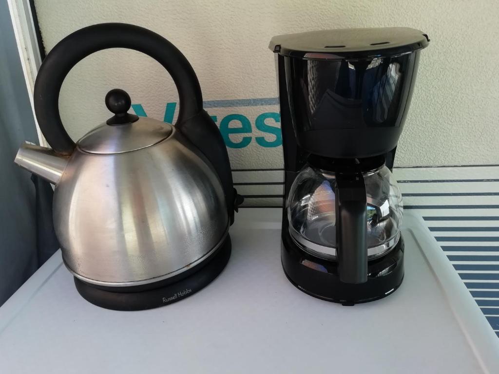 Příslušenství pro přípravu čaje a kávy v ubytování Nova Alofa caravan
