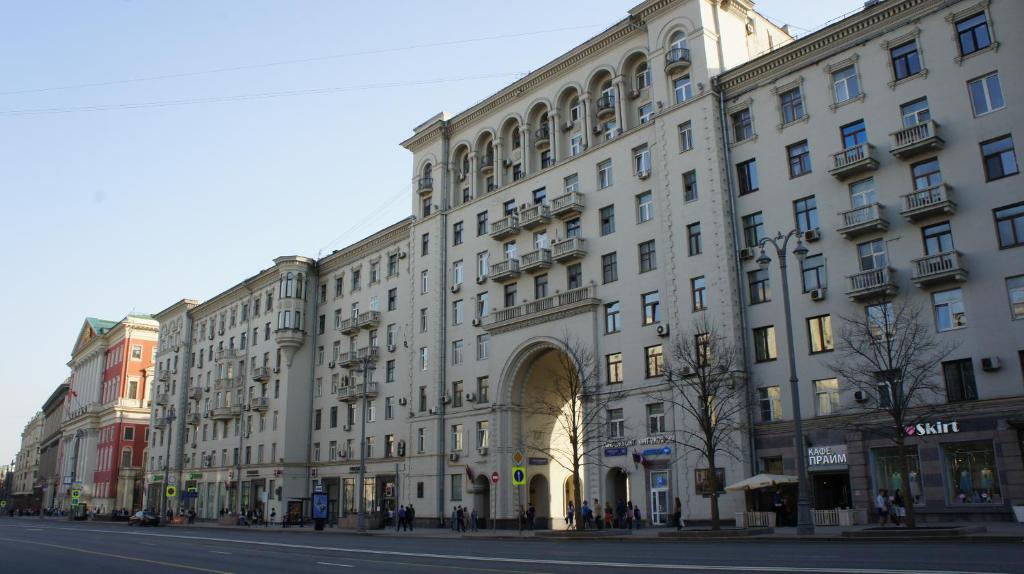 モスクワにあるSouvenir Apartments on Tverskayaの市道の白い大きな建物