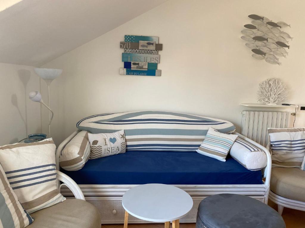 ein kleines Schlafzimmer mit einem Bett und einem Stuhl in der Unterkunft Valter's Nest in Rapallo