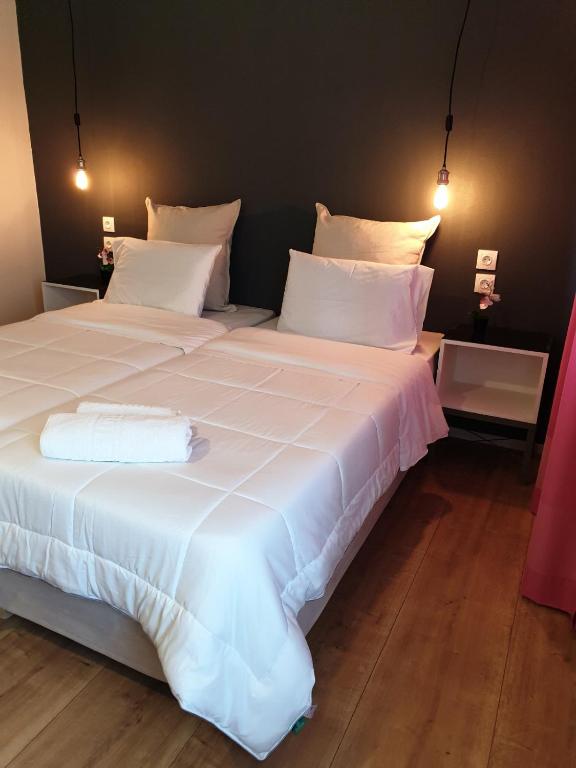 Postel nebo postele na pokoji v ubytování Aigaion Guesthouse