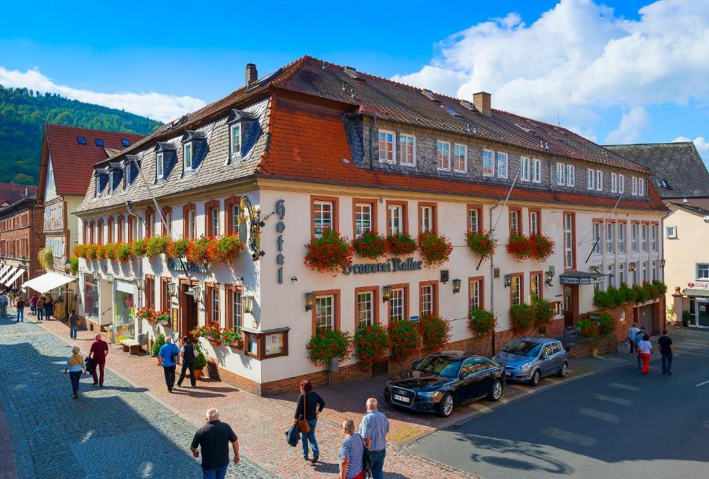 um grupo de pessoas andando por uma rua em uma cidade em Hotel Garni "Brauerei Keller" em Miltenberg