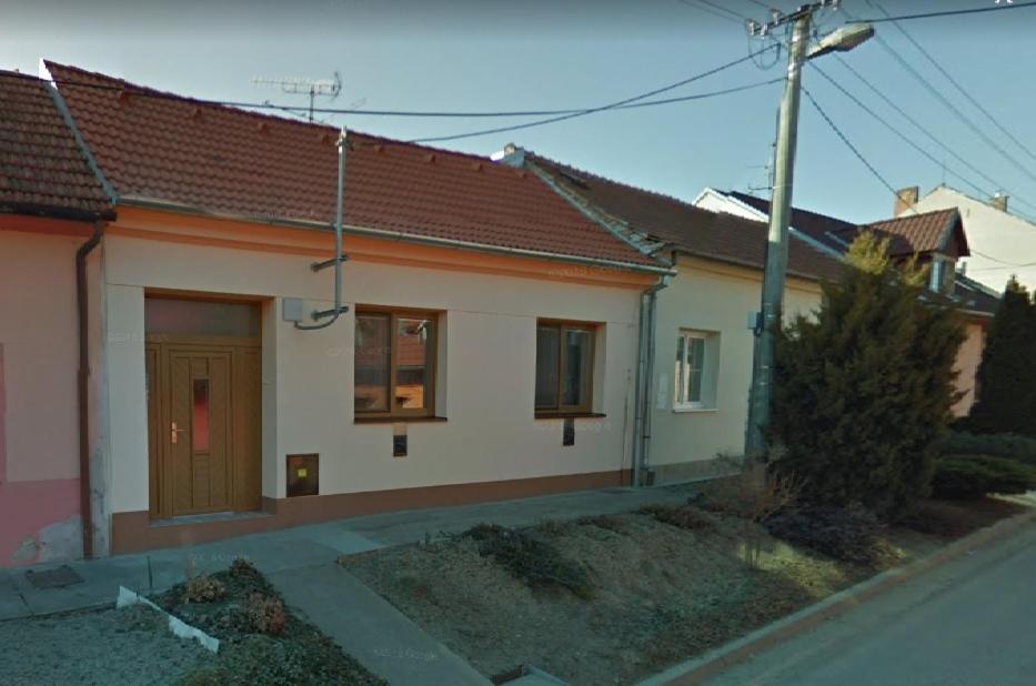 uma pequena casa com em Apartmán Špacír em Velké Pavlovice